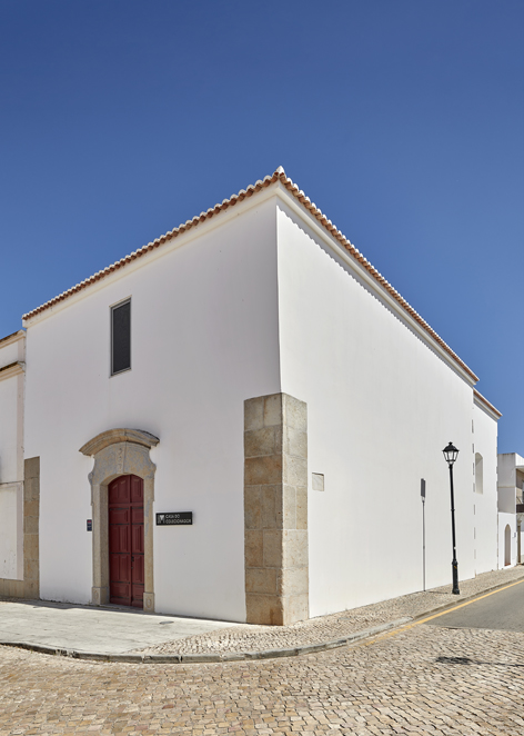 Fachada em pedra do convento onde está instalado o Museu de Arte Sacra